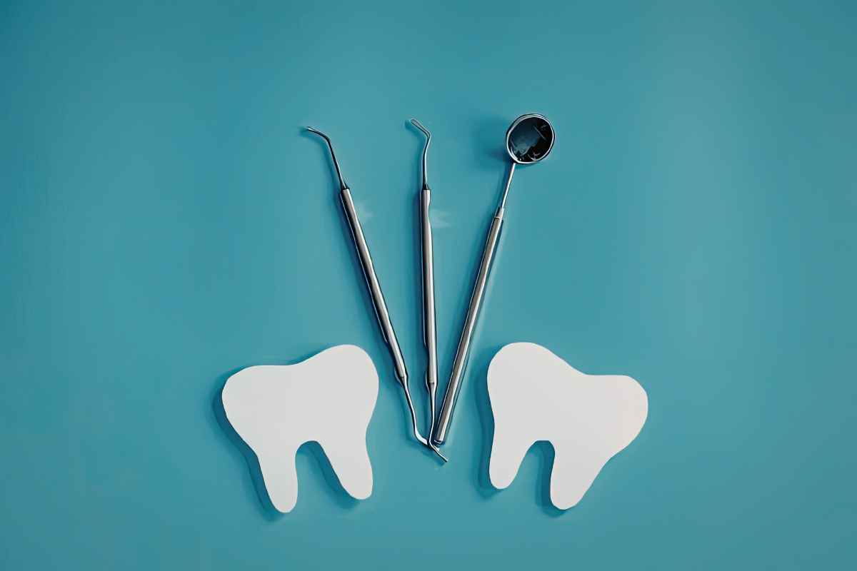 Instrumental odontológico y piezas dentales sobre fondo azul