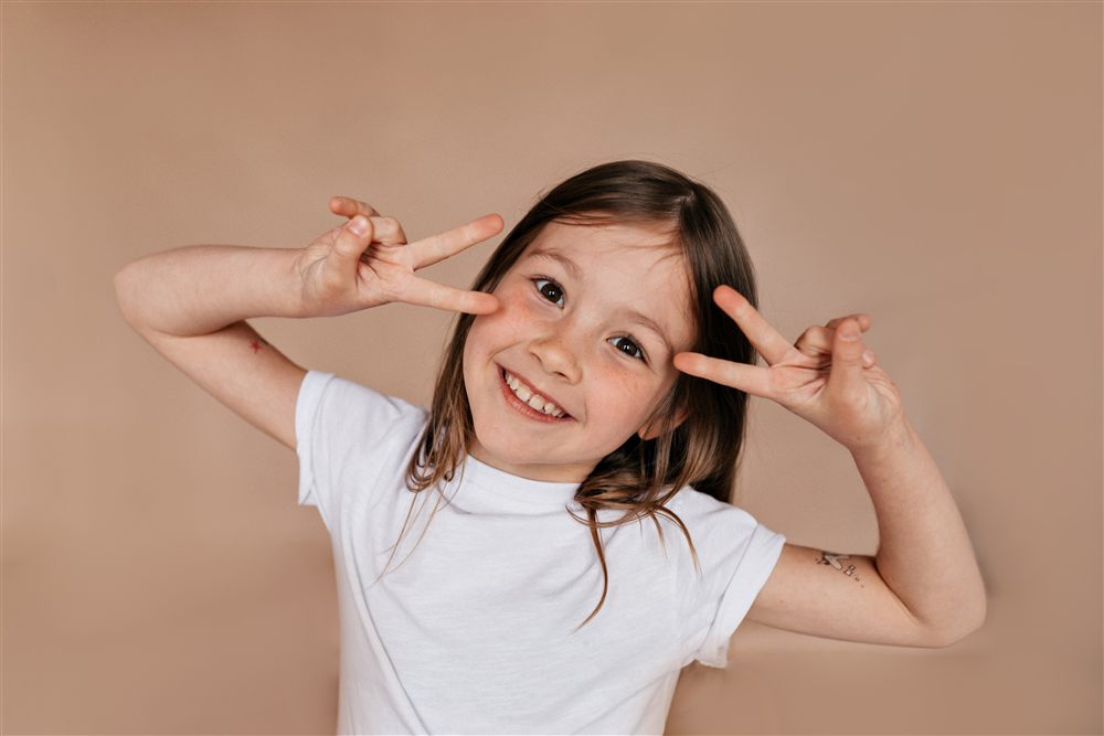 Niña sonriendo, atención dental para niños